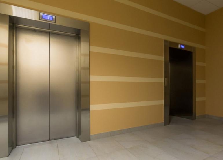Маркс: Вид главного лифтового холла